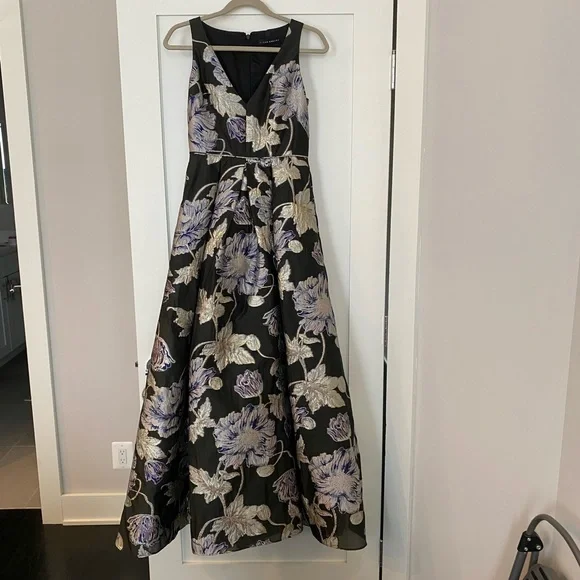 Floor length gown with floral embroidery - Picture 1 of 3